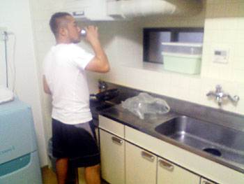 大輔君、料理中？明らかにやらせです。